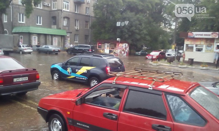 Центр Дніпра затопило через зливу - фото 2