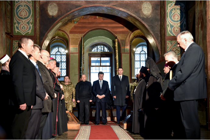 Порошенко разом з представниками різних церков помолився за Україну - фото 1