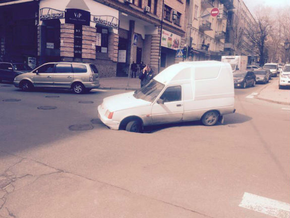 В центрі Києва провалився асфальт: під землю пішов автомобіль  - фото 3