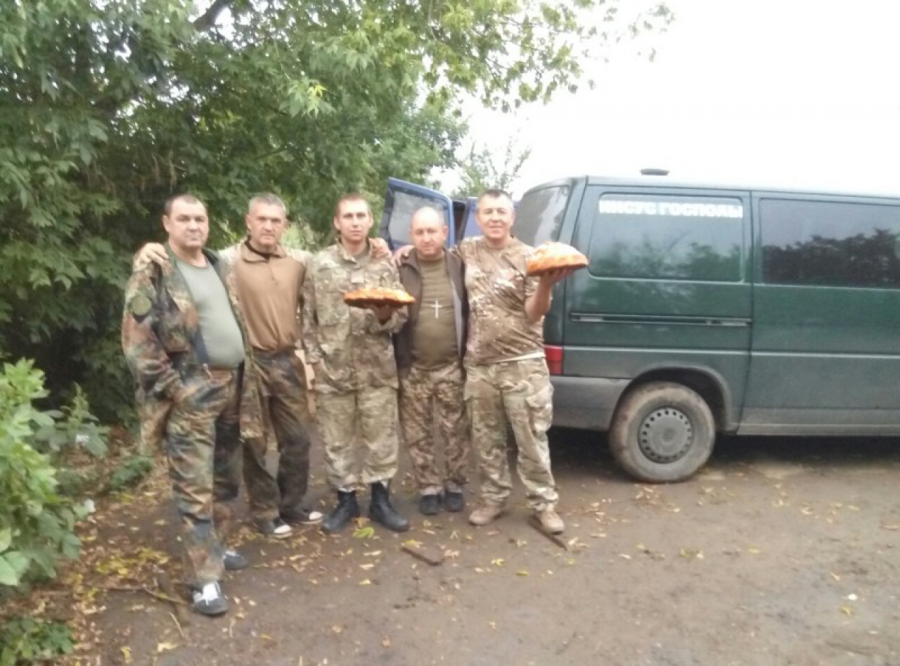 Миколаївські волонтери передали на передову автомобіль - фото 1