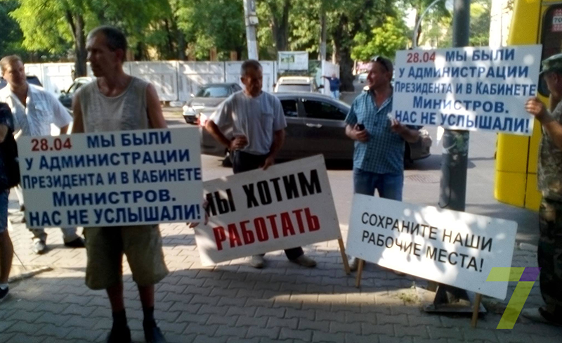 В Одесі мітингувальники перекрили фурою дорогу - фото 2