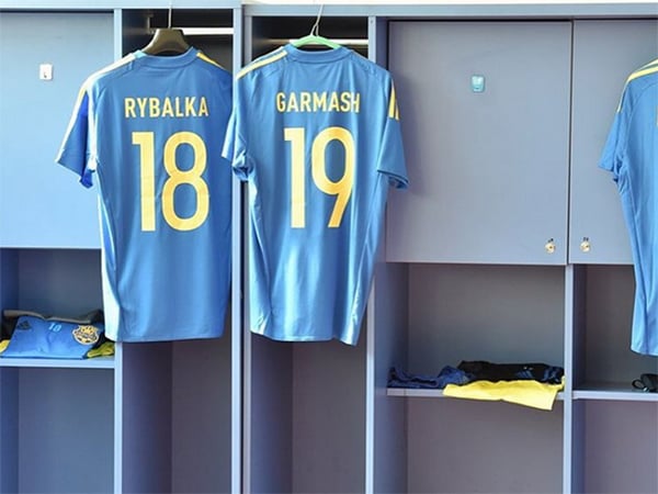 Як виглядає роздягальня збірної України перед матчем з румунами - фото 1