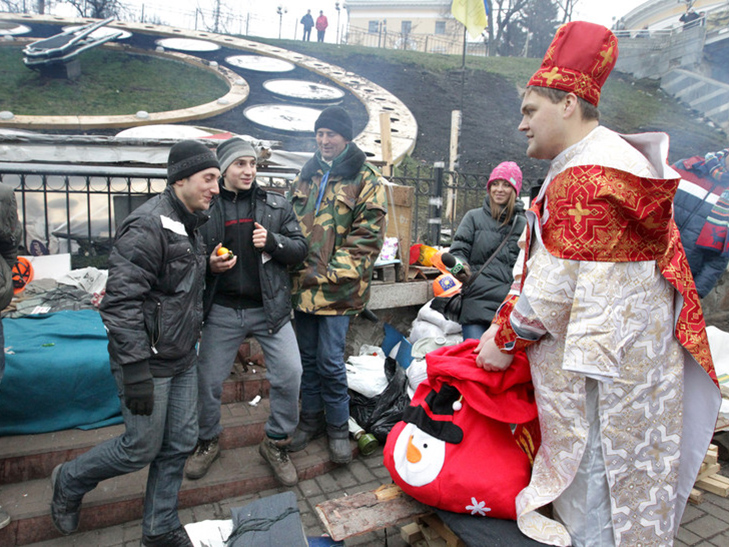 Хроніка Революції гідності: День Білорусі і подарунки від Святого Миколая - фото 3
