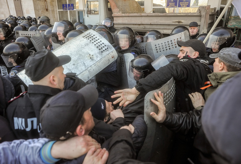 Останній день України у Донецьку: Як вилупилася "ДНР" (ФОТО, ВІДЕО) - фото 9