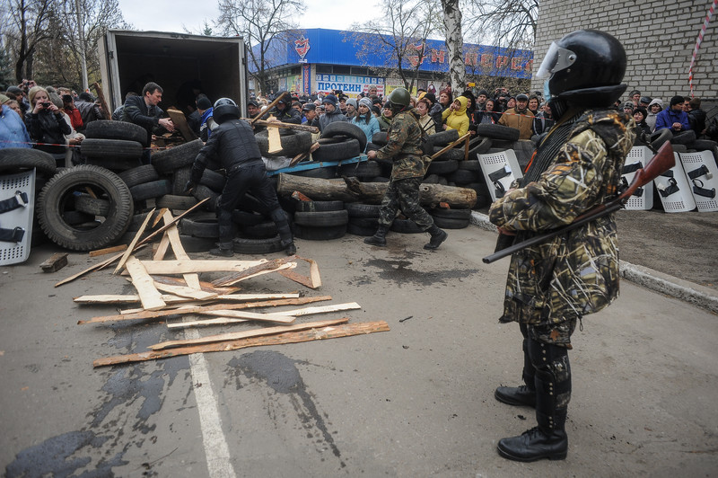 Слов"янськ 12 квітня 2014 року бойовики будують барикади