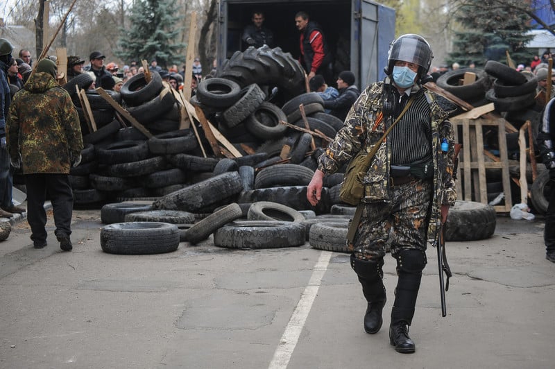 Бойовики привезли шини до міліції у Слов"янську 12 квітня 2014 року
