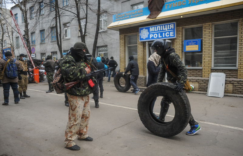 Бойовики біля захопленої будівлі міліції Слов"янська 12 квітня 2014 року