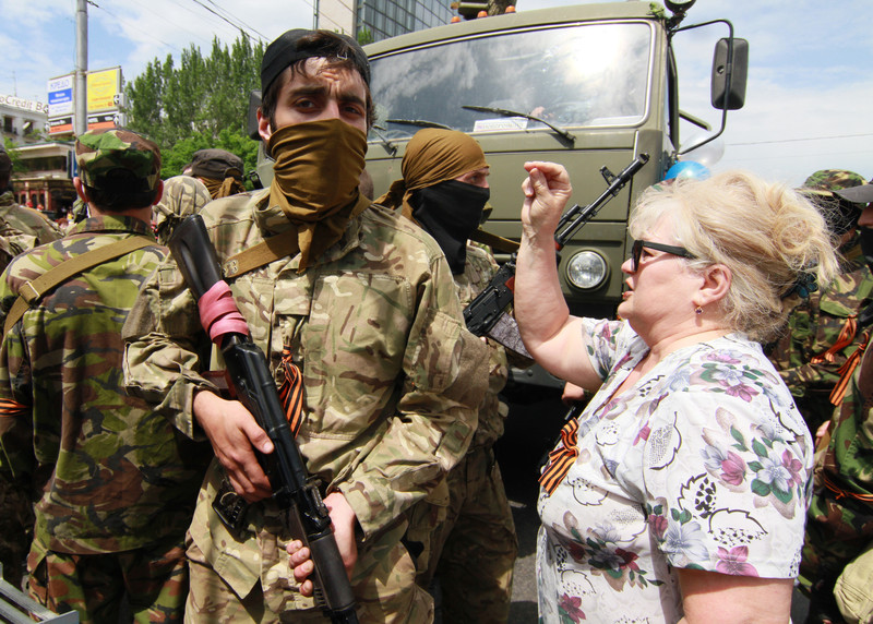 Жительница Донецка крестит чеченца, который приехал убивать украинцев 25 мая 2014 года