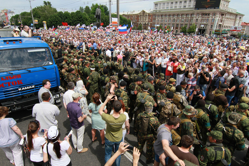 Митинг российских наемников в Донецке накануне боев за аэропорт 25 мая 2014 года