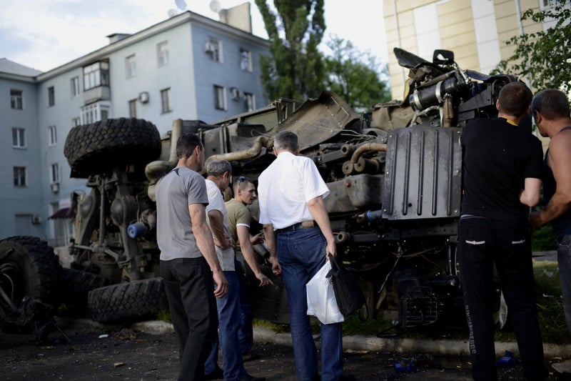 Донеччани оглядають підстрелену вантажівку з бойовиками 25 травня 2014 року