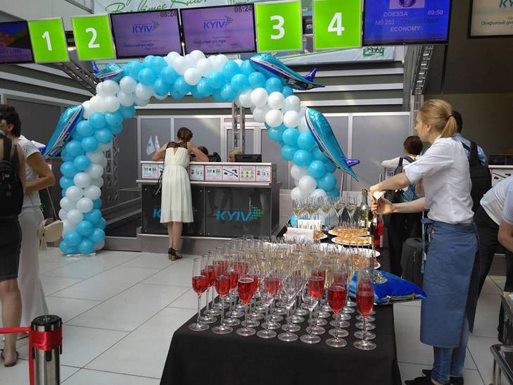 Саакашвілі, торт і повітряні кульки: Як запускали новий авіарейс на Одесу - фото 1