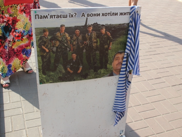 В пам`ять про загиблих в ІЛ-76 десантників у Дніпропетровську розвісили криваві тільняшки (ФОТО) - фото 3