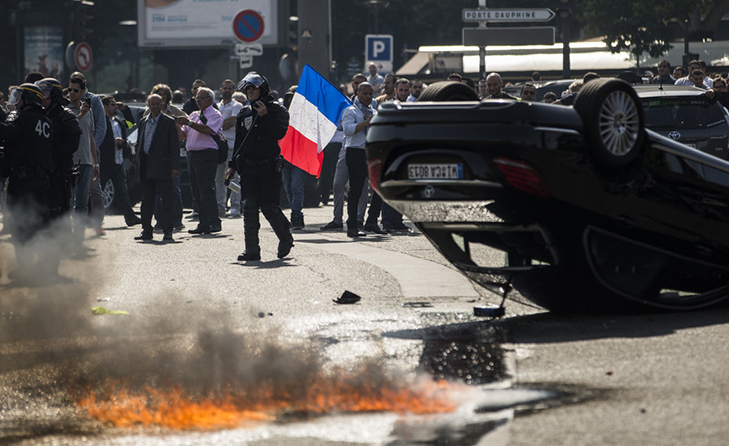 Таксисти взяли приклад із французів і протестували проти Uber вогнем - фото 12