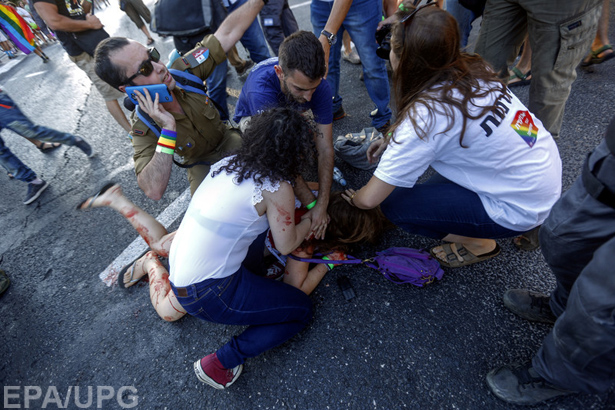 Релігійний фанатик напав із ножем на гей-парад у Єрусалимі - фото 5