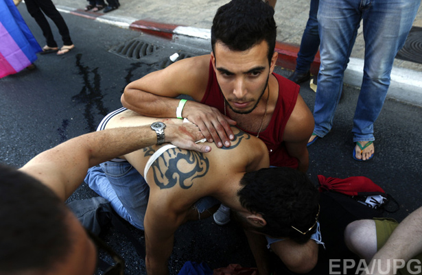 Релігійний фанатик напав із ножем на гей-парад у Єрусалимі - фото 2