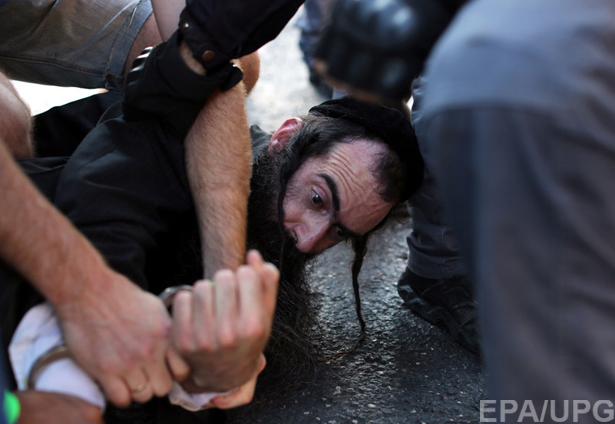 Релігійний фанатик напав із ножем на гей-парад у Єрусалимі - фото 8