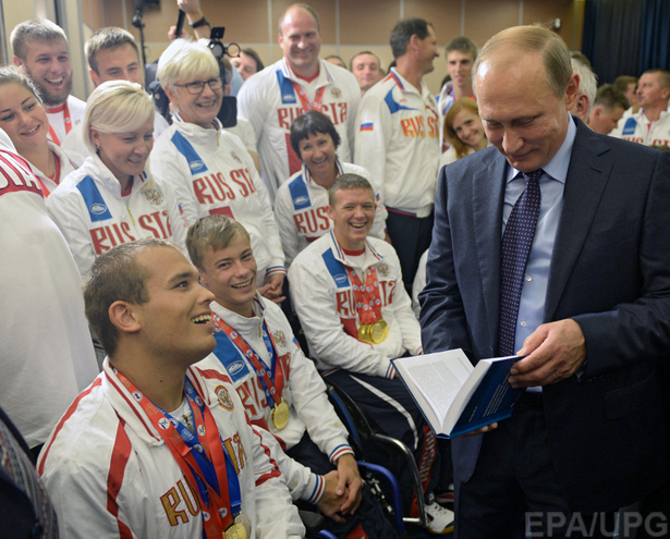 Сепаратисти скасовують вибори, Путін вітає інвалідів: 6 жовтня у фотографіях - фото 5