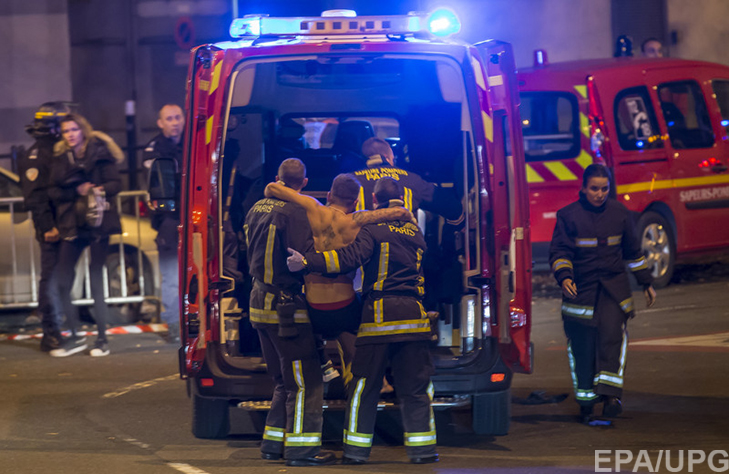 П'ятниця, 13-те у Парижі: Близько 150 загиблих, сотні поранених (ФОТОРЕПОРТАЖ) - фото 7
