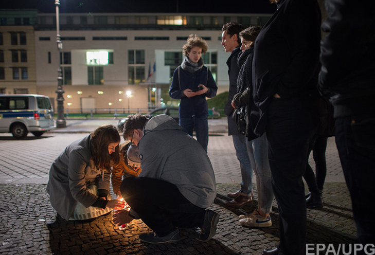П'ятниця, 13-те у Парижі: Близько 150 загиблих, сотні поранених (ФОТОРЕПОРТАЖ) - фото 15
