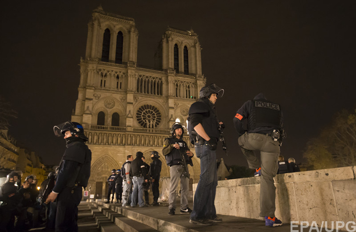 П'ятниця, 13-те у Парижі: Близько 150 загиблих, сотні поранених (ФОТОРЕПОРТАЖ) - фото 13