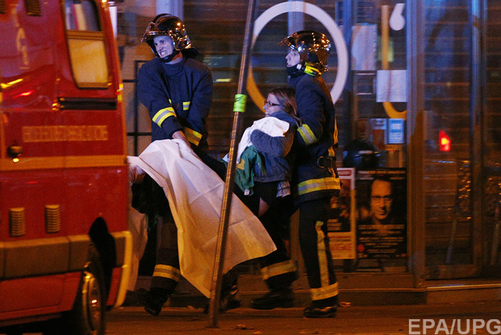 П'ятниця, 13-те у Парижі: Близько 150 загиблих, сотні поранених (ФОТОРЕПОРТАЖ) - фото 8