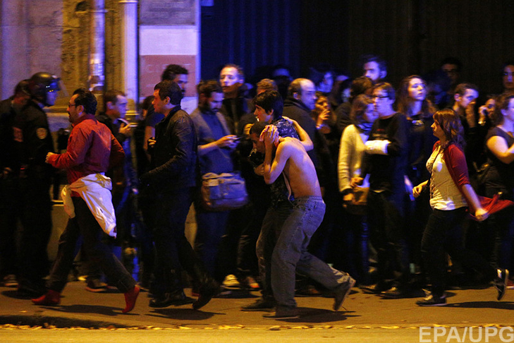 П'ятниця, 13-те у Парижі: Близько 150 загиблих, сотні поранених (ФОТОРЕПОРТАЖ) - фото 4