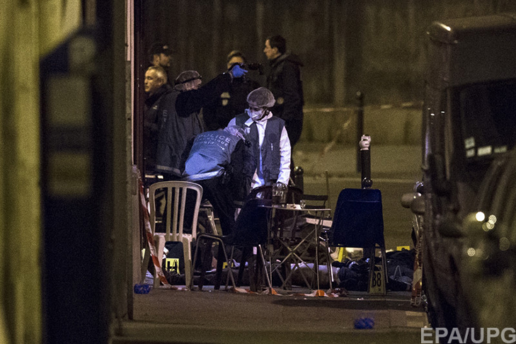 П'ятниця, 13-те у Парижі: Близько 150 загиблих, сотні поранених (ФОТОРЕПОРТАЖ) - фото 11