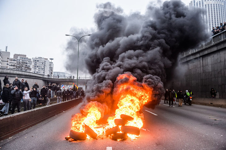 Таксисти взяли приклад із французів і протестували проти Uber вогнем - фото 13