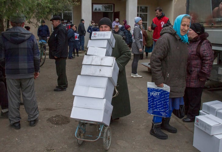 Перевірки та приниження: Як на Донбасі водитимуть переселенців колами пекла - фото 1