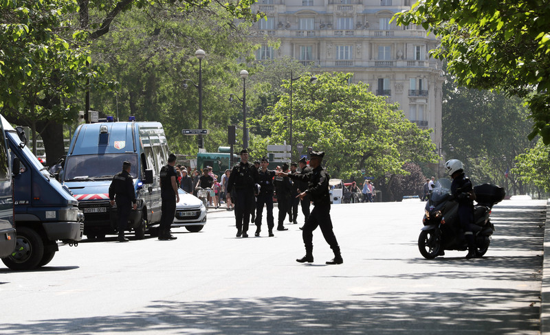 Поліція заполонила Париж перед відкриттям Євро-2016 - фото 5