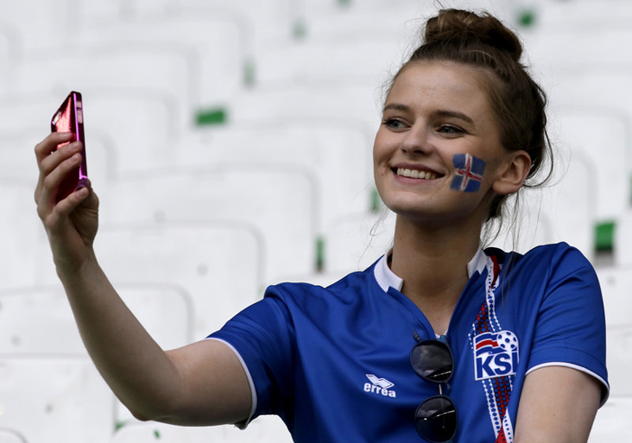 Як фанатки-красуні з Ісландії вболівають за збірну на Євро - фото 3