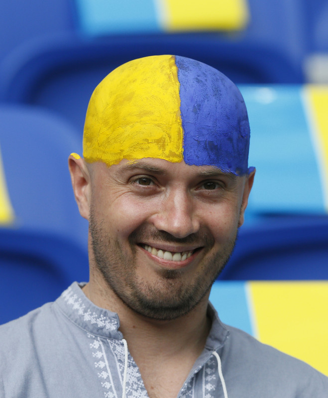 Я український фанат розмалював лису голову у кольори національного прапора - фото 1