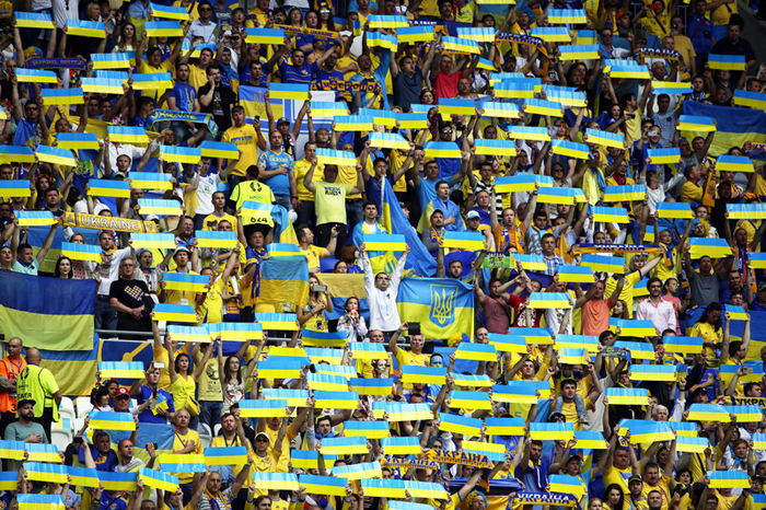 Як українські прапори заповнили сектор стадіону в Ліоні - фото 1