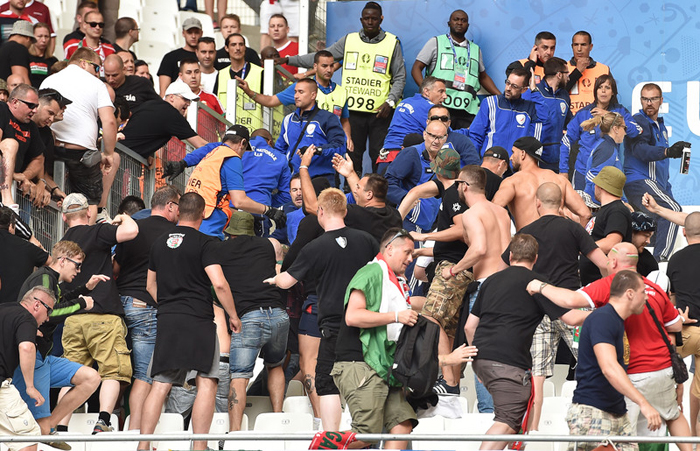 Угорські фанати б'ються з поліцією на стадіоні в Марселі - фото 5