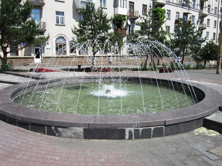 На площі Поляка після реставрації знову забили фонтани – їх дещо модернізували  - фото 1