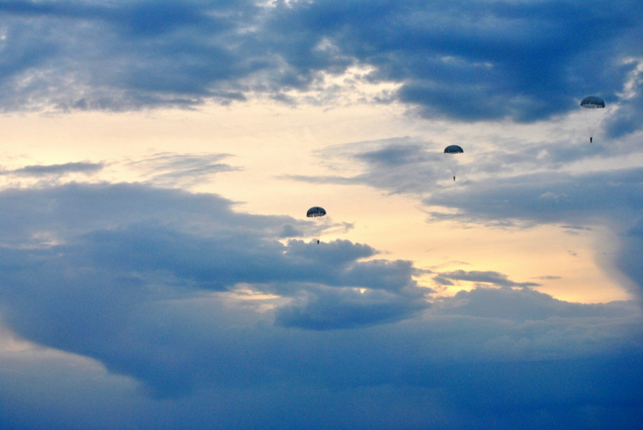 На Миколаївщині десантники відпраьовували техніку стрибків з парашутом - фото 1