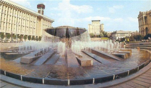 Як виглядав фонтан "рулетка" на Майдані Неаленості у Києві - фото 2