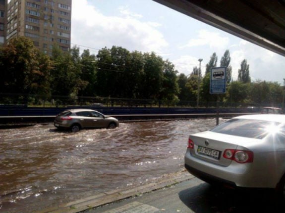 Після сильної зливи у Києві на дорогах плавають автомобілі (ФОТО) - фото 2