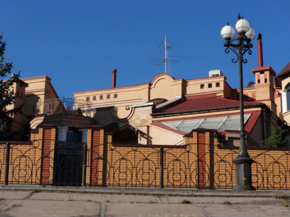 Куму Путіна Медведчуку належить шикарний будинок на березі Дніпра - фото 2