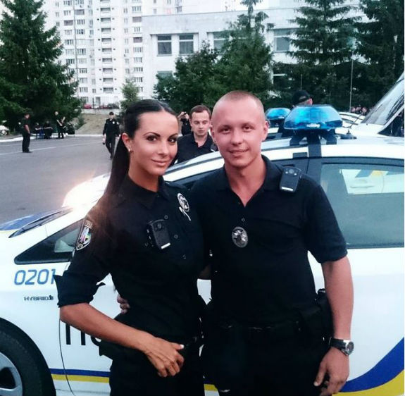 Найгарніша жінка-поліцейський Києва показала, як вона вміє бути філософом  - фото 1