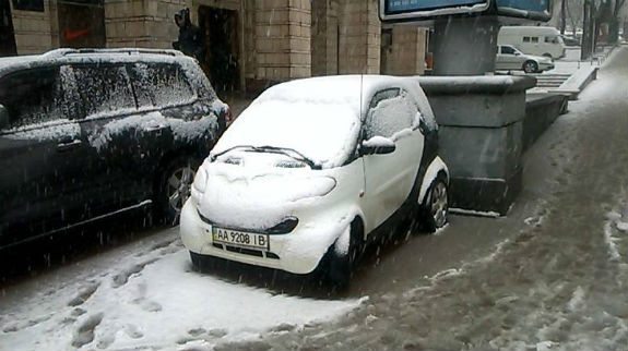 Наслідки несподіваного снігопаду у Києві - фото 4