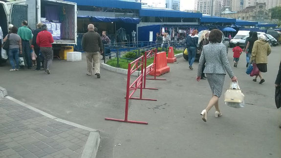 Столичні торгаші непереможні: навіть сквери не викорінюють стихійну торгівлю - фото 2 Столичні торгаші непереможні: навіть сквери не викорінюють стихійну торгівлю - фото 2