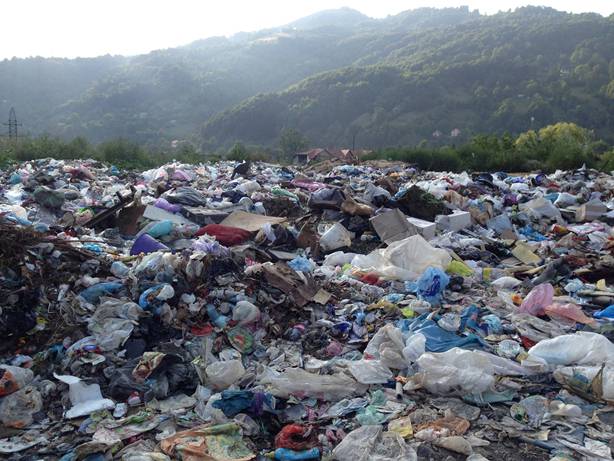 Мережу шокували фото кількості сміття навеоло центру Європи - фото 2