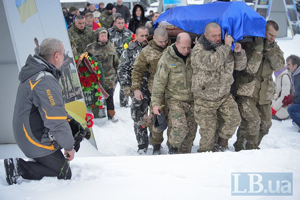 Як у Києві на колінах прощалися із загиблим у зоні АТО офіцером поліції - фото 4