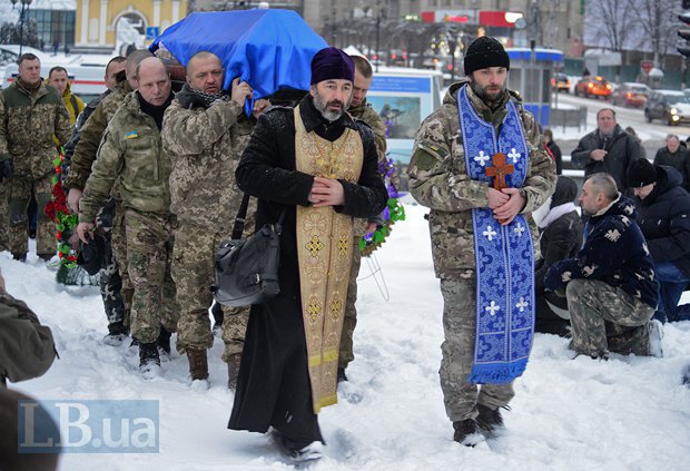 Як у Києві на колінах прощалися із загиблим у зоні АТО офіцером поліції - фото 3
