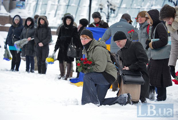 Як у Києві на колінах прощалися із загиблим у зоні АТО офіцером поліції - фото 2