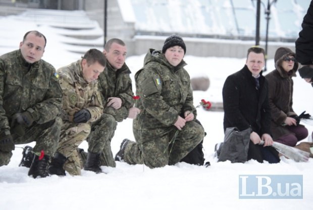 Як у Києві на колінах прощалися із загиблим у зоні АТО офіцером поліції - фото 1