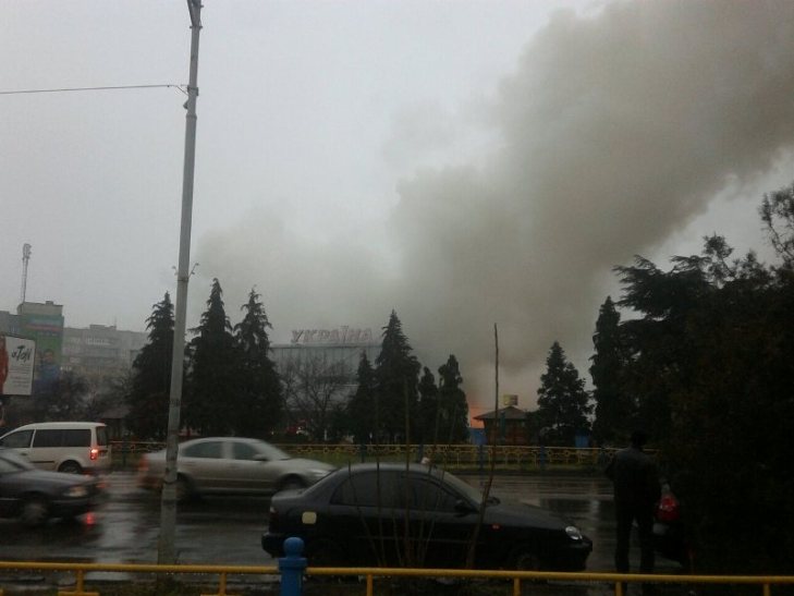 В Ужгороді горить універмаг "Україна" - фото 1