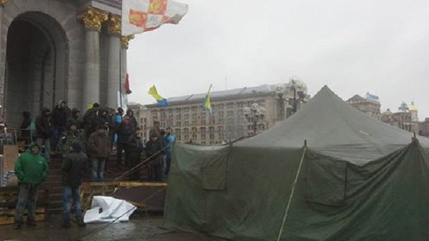 Комунальники почали розбирати намети "Майдану-3" - фото 1