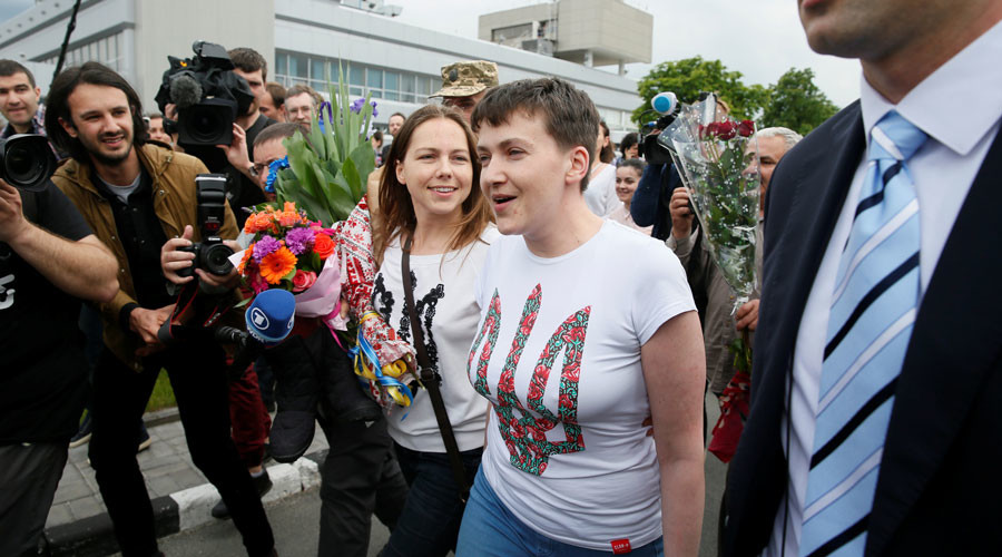 Українці зустрічають Надію Савченко з квітами - фото 1